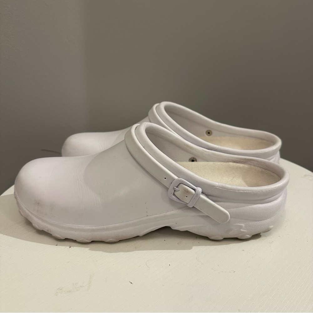 Rockers by Cherokee Solid White Clogs. Women’s 11.